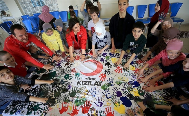 Türk Kızılay savaş mağduru çocukları mutlu etmek için çalışıyor