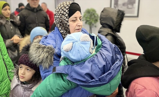 Ukrayna'dan gelen Ahıska Türkleri savaşta bıraktıkları çocukları için gözyaşı döktü