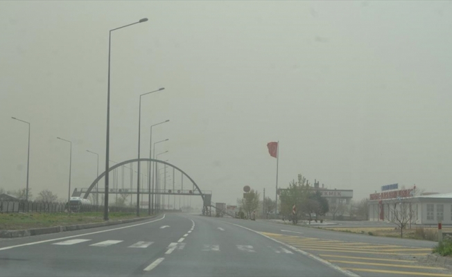 Aksaray'da kum fırtınası trafikte aksamaya neden oldu