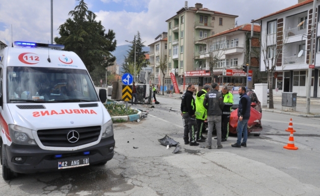 Akşehir'de süt kamyoneti ile otomobilin çarpışması sonucu 2 kişi yaralandı