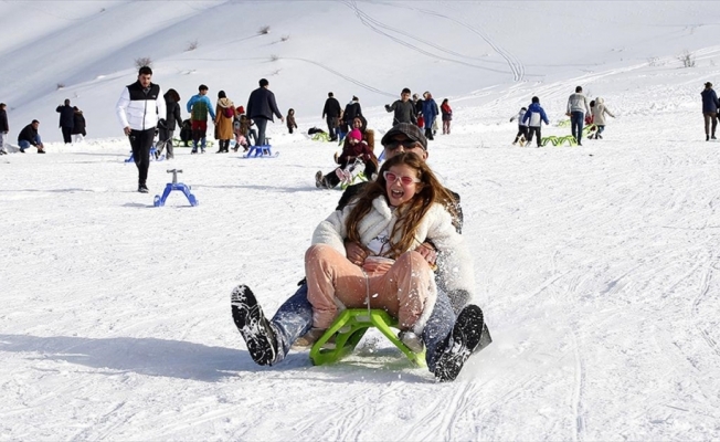 Anadolu'nun kayak zirveleri sezonu 'dolu dolu' geçirdi