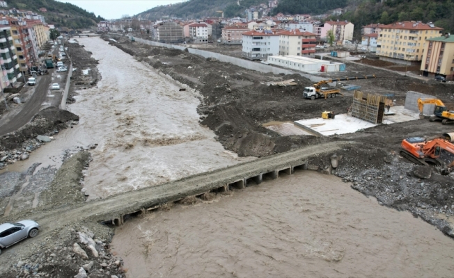 Bozkurt'ta su seviyesinin yükselmesiyle hasar gören geçici köprü onarıldı