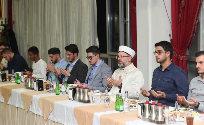 Diyanet İşleri Başkanı Erbaş, iftarda gençlerle buluştu