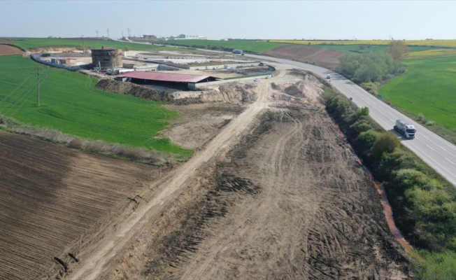 Edirne'de asfalt şantiyesinden sızan zifti temizleme çalışmaları tamamlandı