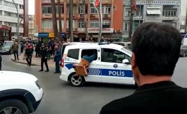 Gözaltına alınan zanlının polis aracının camından kaçmaya çalışması kameraya yansıdı