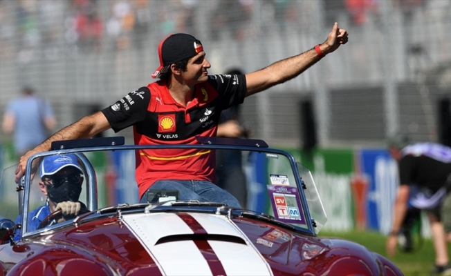 İspanyol pilot Sainz, 2024'e kadar Ferrari'de