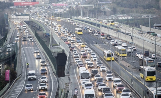 İstanbul'da sabah başlayan trafik yoğunluğu devam ediyor