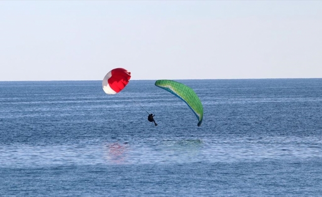 Muğla'da yamaç paraşütü kapanan 2 pilot, yedek paraşütle çakılmaktan kurtuldu