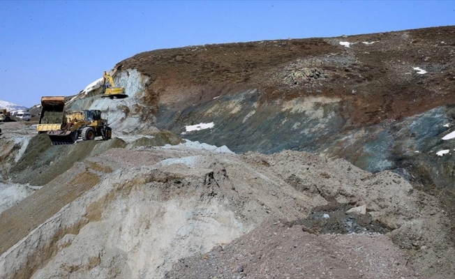 Sivas'ta heyelan nedeniyle köy yolunda ulaşım sağlanamıyor