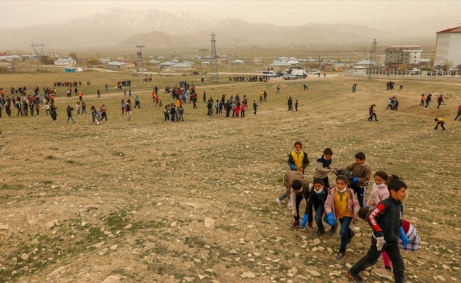 Van'da 200 bin metrekarelik alanda çevreye atılan çöpler toplandı