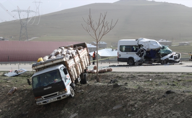 Van'da yolcu minibüsünün kamyona çarpması sonucu 13 kişi yaralandı