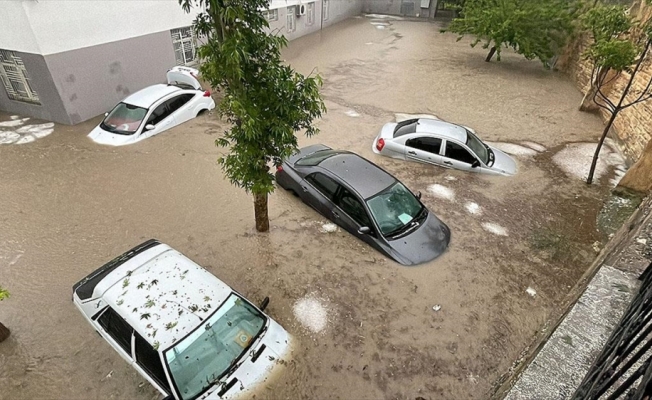 Adıyaman'da sağanak nedeniyle bazı ev ve iş yerlerini su bastı