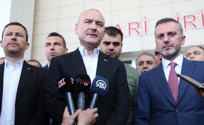 Bakan Soylu, Niğde'deki otobüs kazasında yaralananları hastanede ziyaret etti