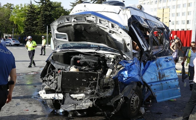 Başkentte yolcu minibüsü ile otomobilin çarpışması sonucu 20 kişi yaralandı