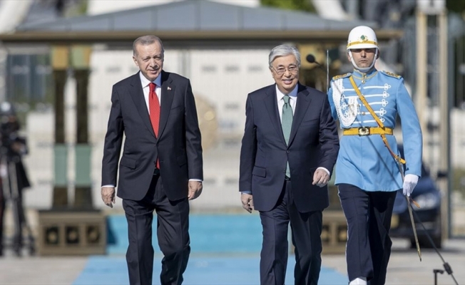 Cumhurbaşkanı Erdoğan, Kazakistan Cumhurbaşkanı Tokayev'i resmi törenle karşıladı