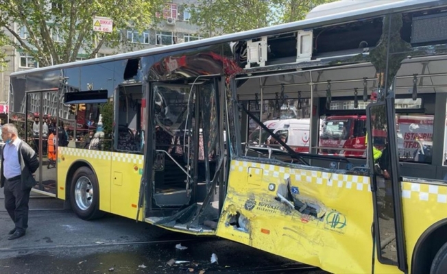 Fatih'te tramvay ile İETT otobüsü çarpıştı