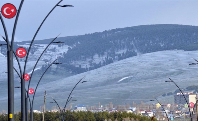 Kars'ta mayıs ayında yağan kar tarım alanlarını beyaza bürüdü