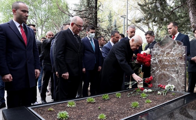 MHP Genel Başkanı Bahçeli, Alparslan Türkeş'in kabrini ziyaret etti