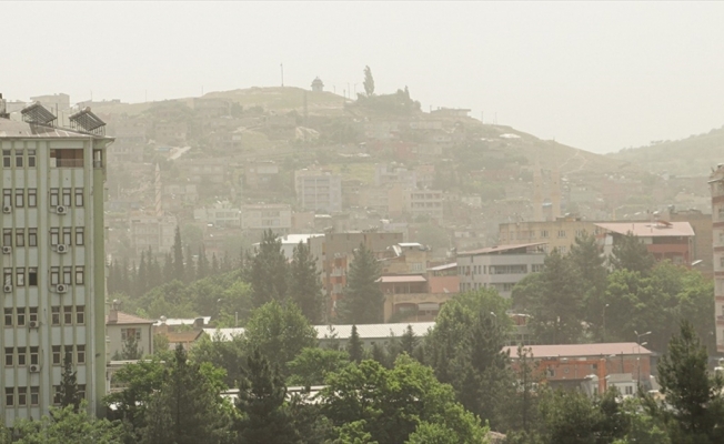 Şırnak ve Siirt'te toz taşınımı, görüş mesafesini düşürdü