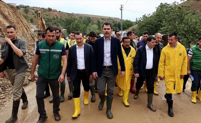 Bakan Kurum, Ankara'daki selden etkilenen Tatlar Mahallesi'nde incelemelerde bulundu