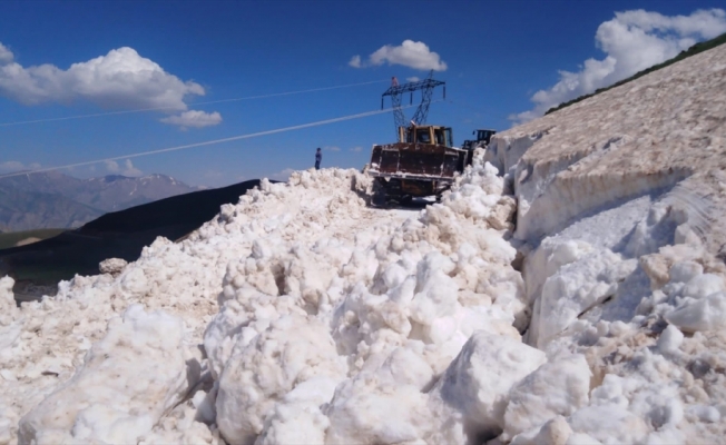 Hakkari'de haziranda karla mücadele çalışması