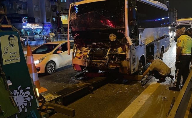 İstanbul'da servis otobüsü ile çekicinin çarpışması sonucu 9 kişi yaralandı