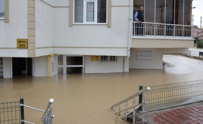 Konya'da sağanak nedeniyle bazı ev ve iş yerlerini su bastı