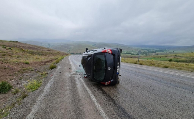 Sivas'ta devrilen otomobildeki 5 kişi yaralandı