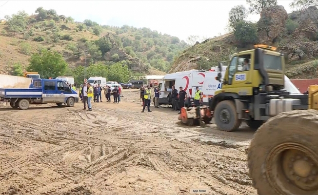 Tatlar Deresi'nde sele kapılan kişiyi arama çalışmaları devam ediyor