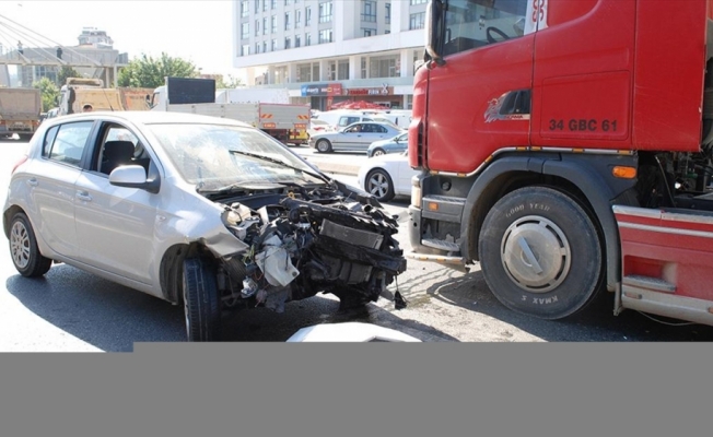 Çekmeköy'de 3 aracın karıştığı kaza nedeniyle trafik yoğunluğu oluştu