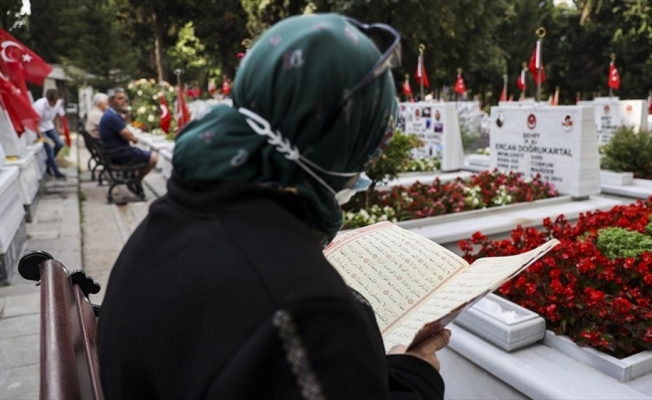 Şehit aileleri bayramın ilk gününde Edirnekapı Şehitliği'ni ziyaret etti