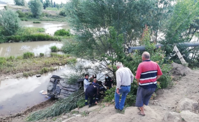 Sivas'ta Kızılırmak'a devrilen otomobildeki 3 kişi yaralandı