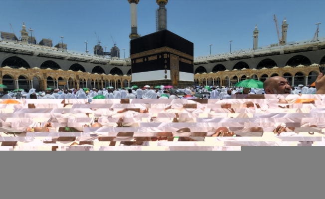 Yüz binlerce hacı adayı cuma namazını Mescid-i Haram'da kıldı