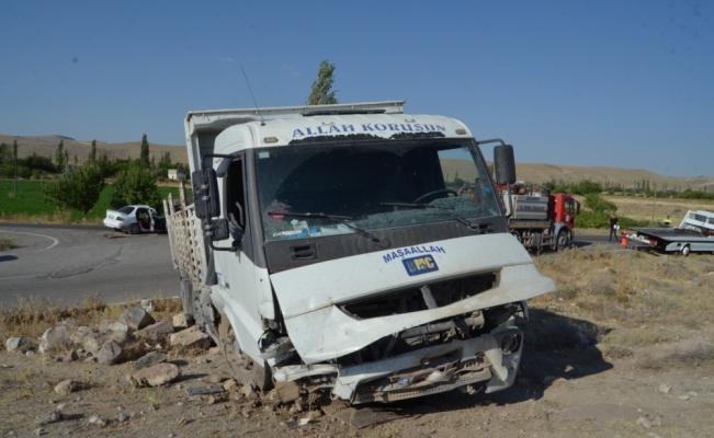 Aksaray'da otomobilin kamyonla çarpışması sonucu 4 kişi yaralandı