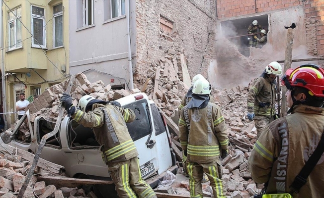 Beyoğlu’nda 4 katlı metruk binanın duvarı çöktü