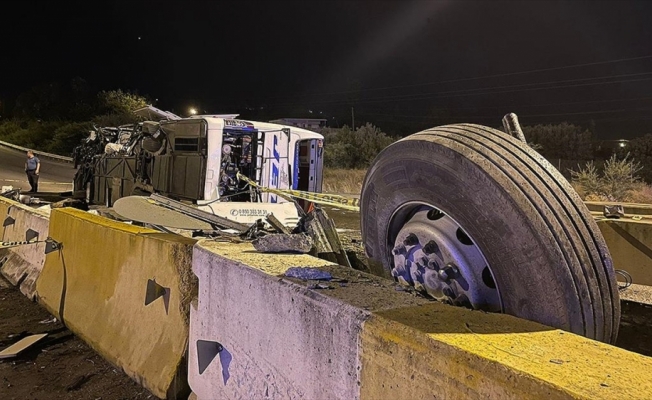 Hatay'da yolcu otobüsünün devrilmesi sonucu 40 kişi yaralandı