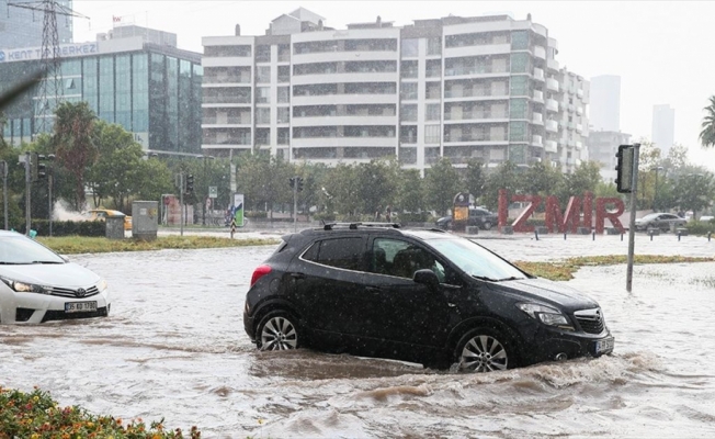 İzmir'de sağanak etkili oluyor