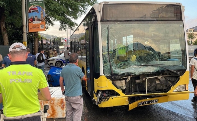 Üsküdar'da kaza yapan İETT otobüsünde hasar oluştu