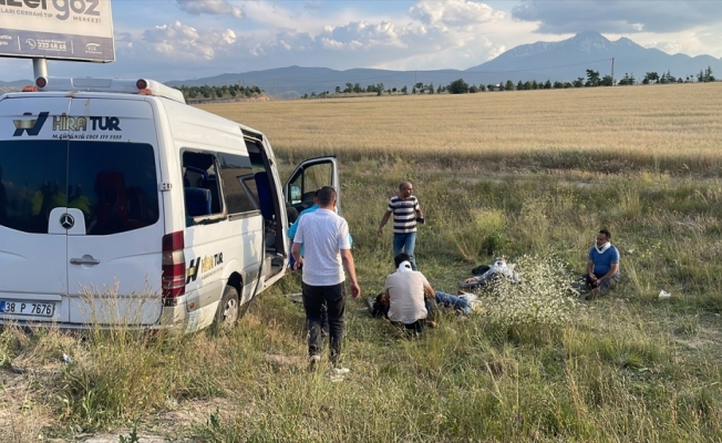 Kayseri'de pikap ile işçi servisinin çarpıştığı kazada 21 kişi yaralandı