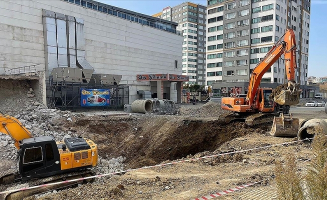 Ankara'da 11 katlı binanın açık otoparkı çöktü