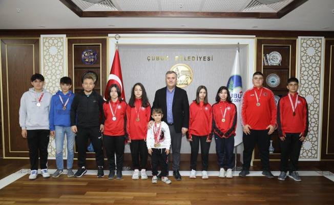 Çubuk Belediye Başkanı Demirbaş, yılın ilk madalyalarını kazanan sporcuları ağırladı