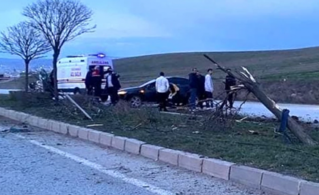Ankara'da köpeğe çarpan otomobil refüje çarptı, sürücü yaralandı