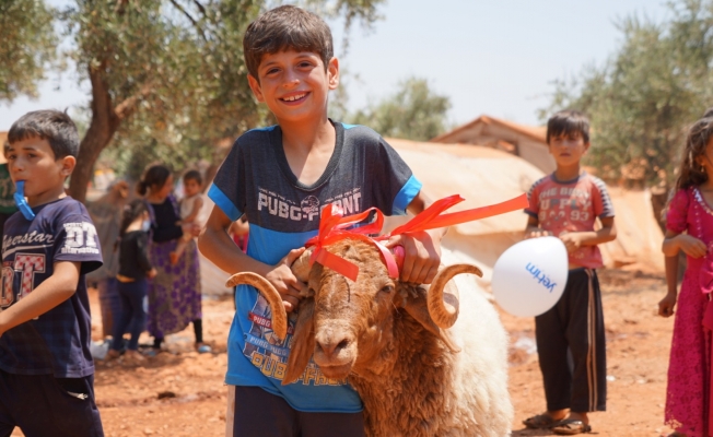 YETİM VAKFI “GÜLÜŞÜNE KURBAN” DİYEREK KITALAR AŞIYOR