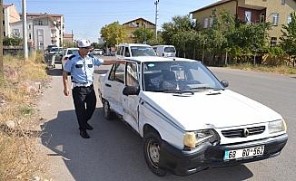 Aksaray'da kaza yapan otomobil yayalara çarptı: 3 yaralı