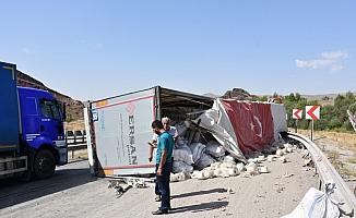 Kırıkkale'de ip yüklü tır devrildi: 1 yaralı