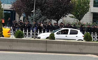 Ankara Büyükşehir Belediyesi'nin Önünde Onlarca Polis...