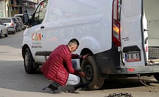 Kamyonetin lastiğini patlatarak araçtaki 100 bin lirayı çaldılar