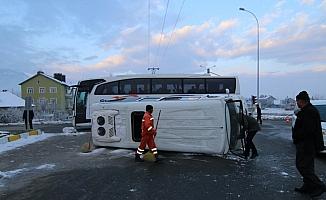 Öğrenci servisi ile yolcu otobüsü çarpıştı: 18 yaralı