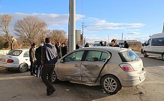 Karaman'da 2 otomobil çarpıştı: 5 yaralı