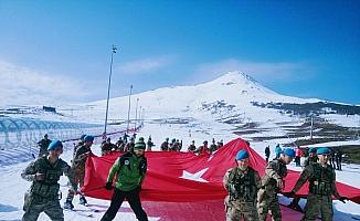 Mehmetçikler kayak öğreniyor